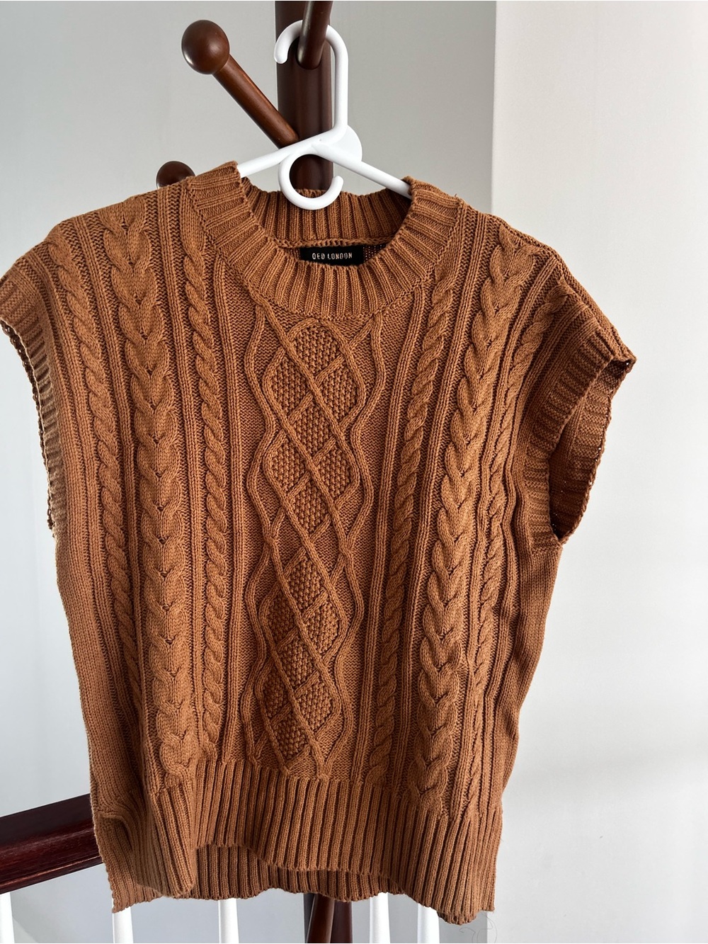 QED London Cable Knit Crewneck Sweater Vest - Camel